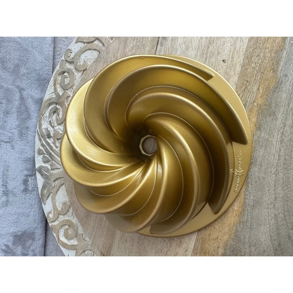 Nordic Ware Heritage Bundt Pan 6 Cup Gold Cast‎ Aluminum Spiral Cake Mold USA